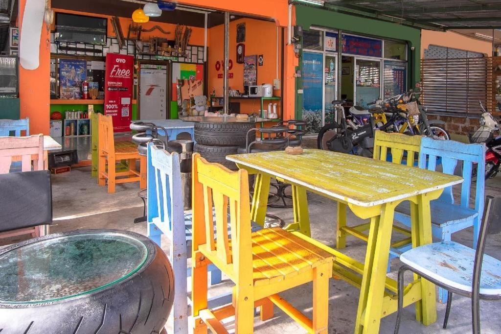 Oyo 586 I Hostel Phuket Luaran gambar